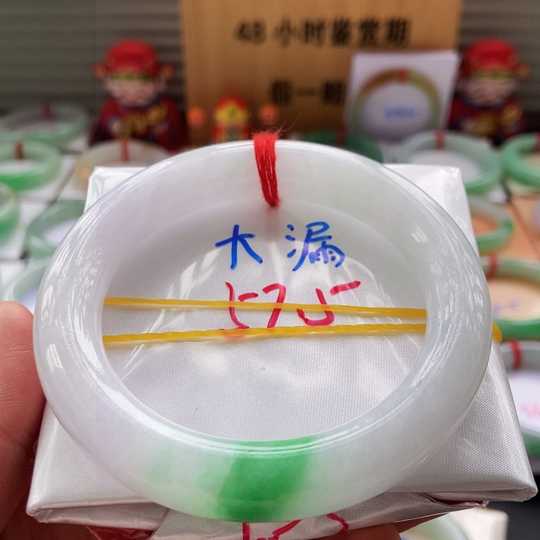 翡翠手镯未镶嵌一**精