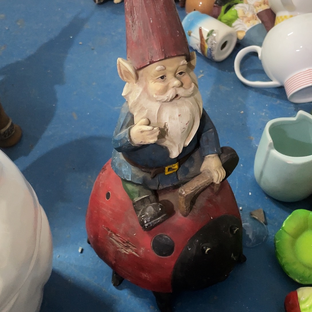 摆件   磕碰。    瑕疵。    