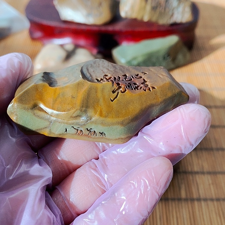 月***诗原石雕刻工艺品手把摆件