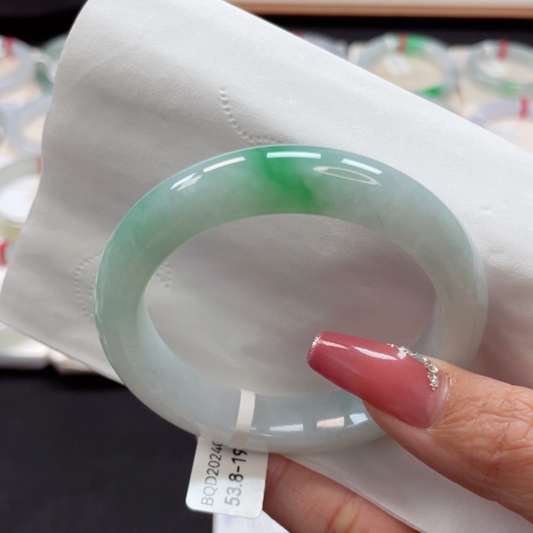 【闪购商品】翡翠手镯未镶嵌细糯冰白底青一抹阳绿特色53.8圈