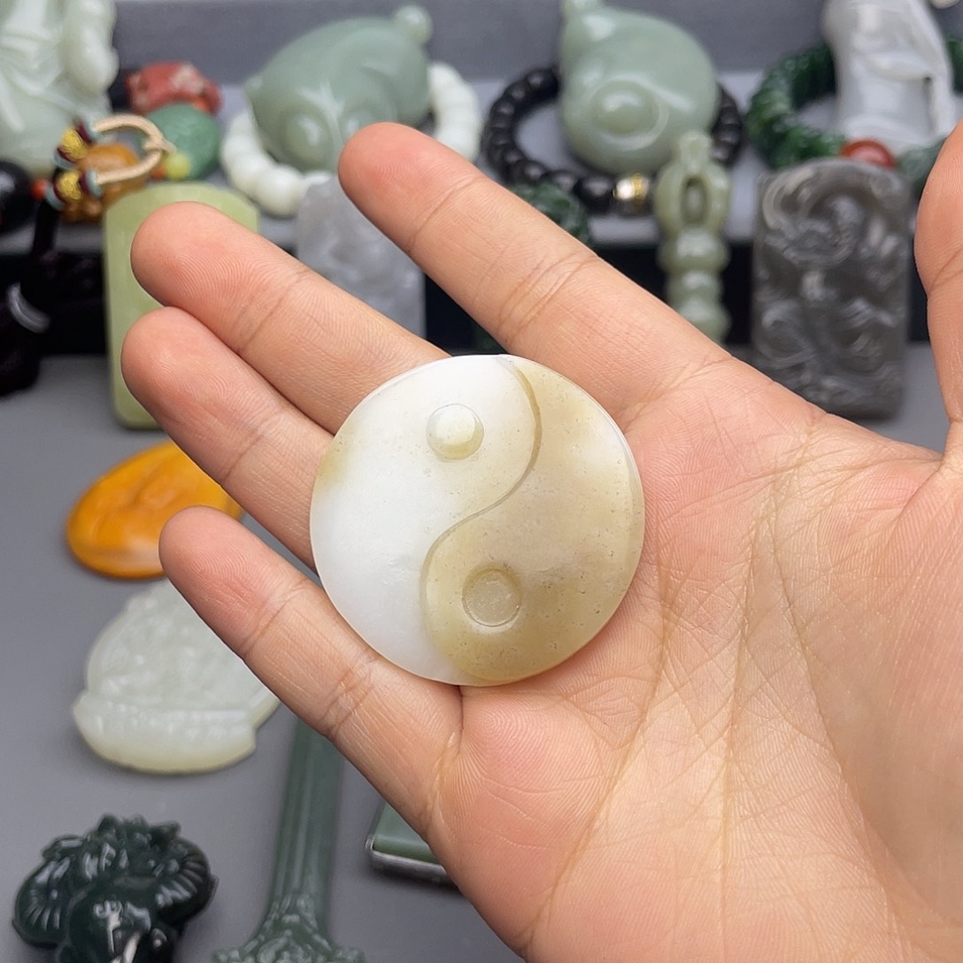 老***。和田玉未镶嵌颈饰