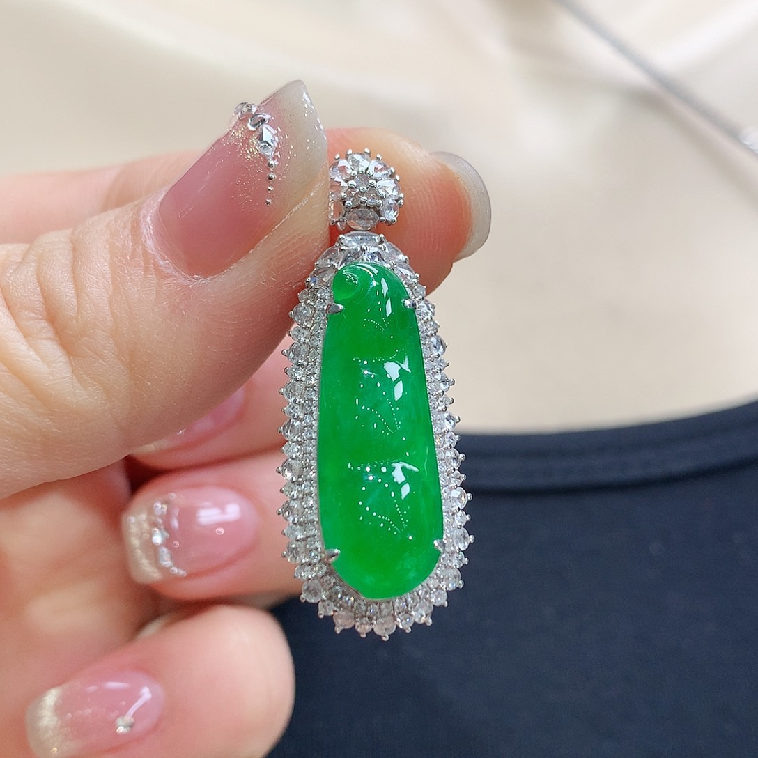 翡翠颈饰18K金镶嵌福豆