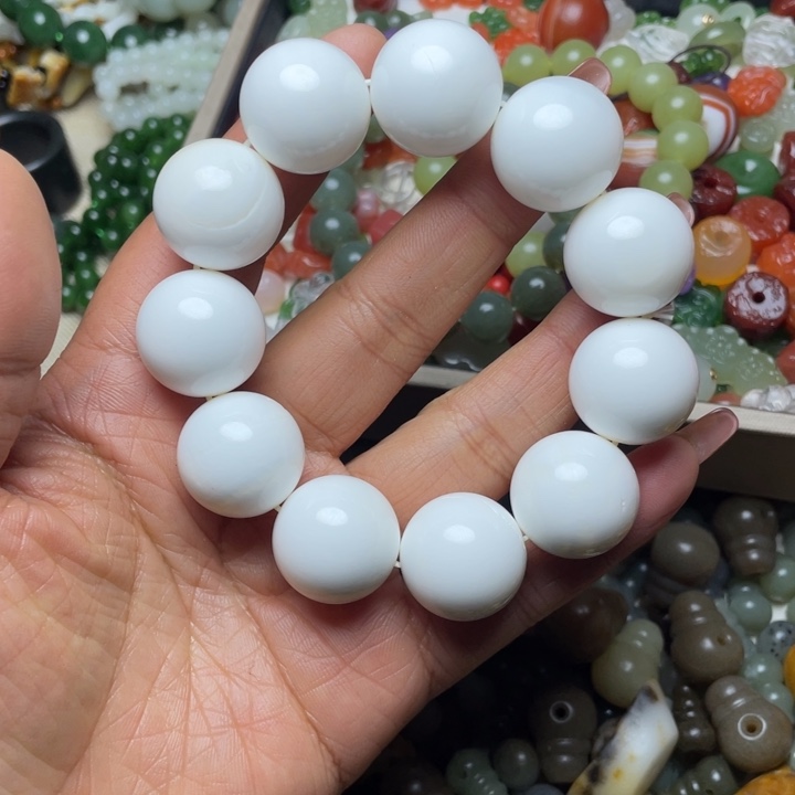 龙***软玉未镶嵌珠宝半成品有包容