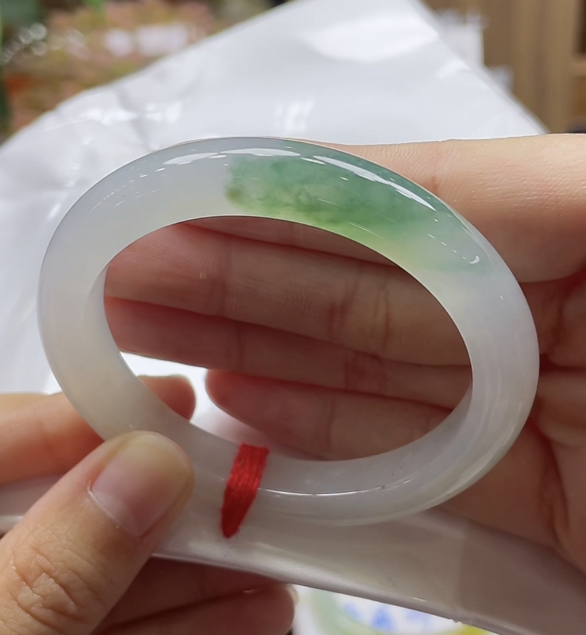 53正圈贵妃飘绿花翡翠手镯