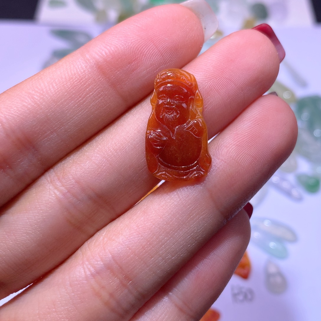 翡翠颈饰未镶嵌财。      庭伟