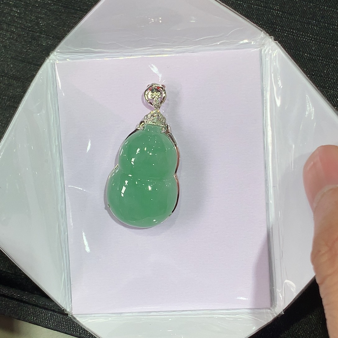 翡翠吊坠(赠链)18K金镶嵌