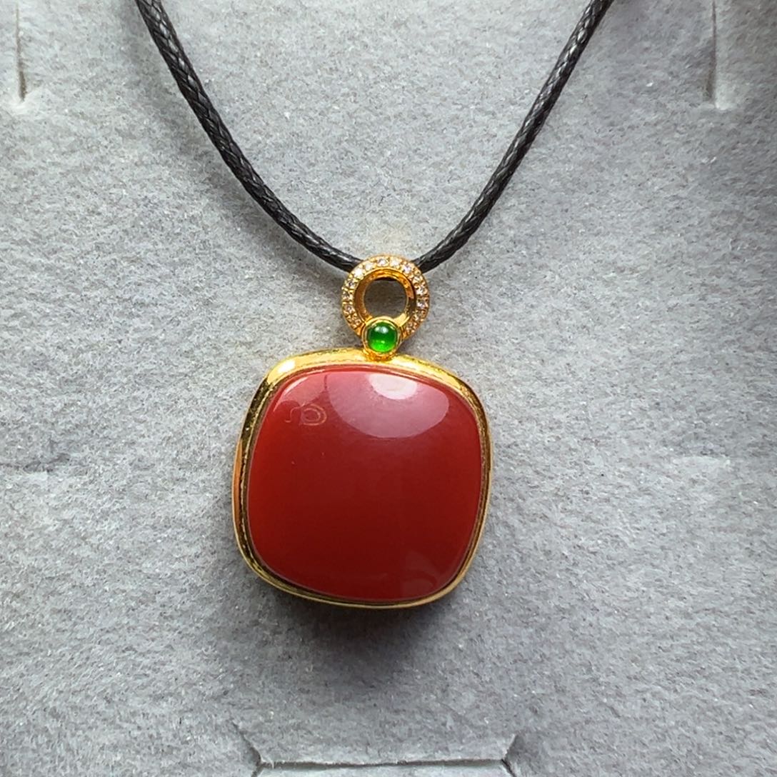 南红玛瑙18K金镶嵌吊坠