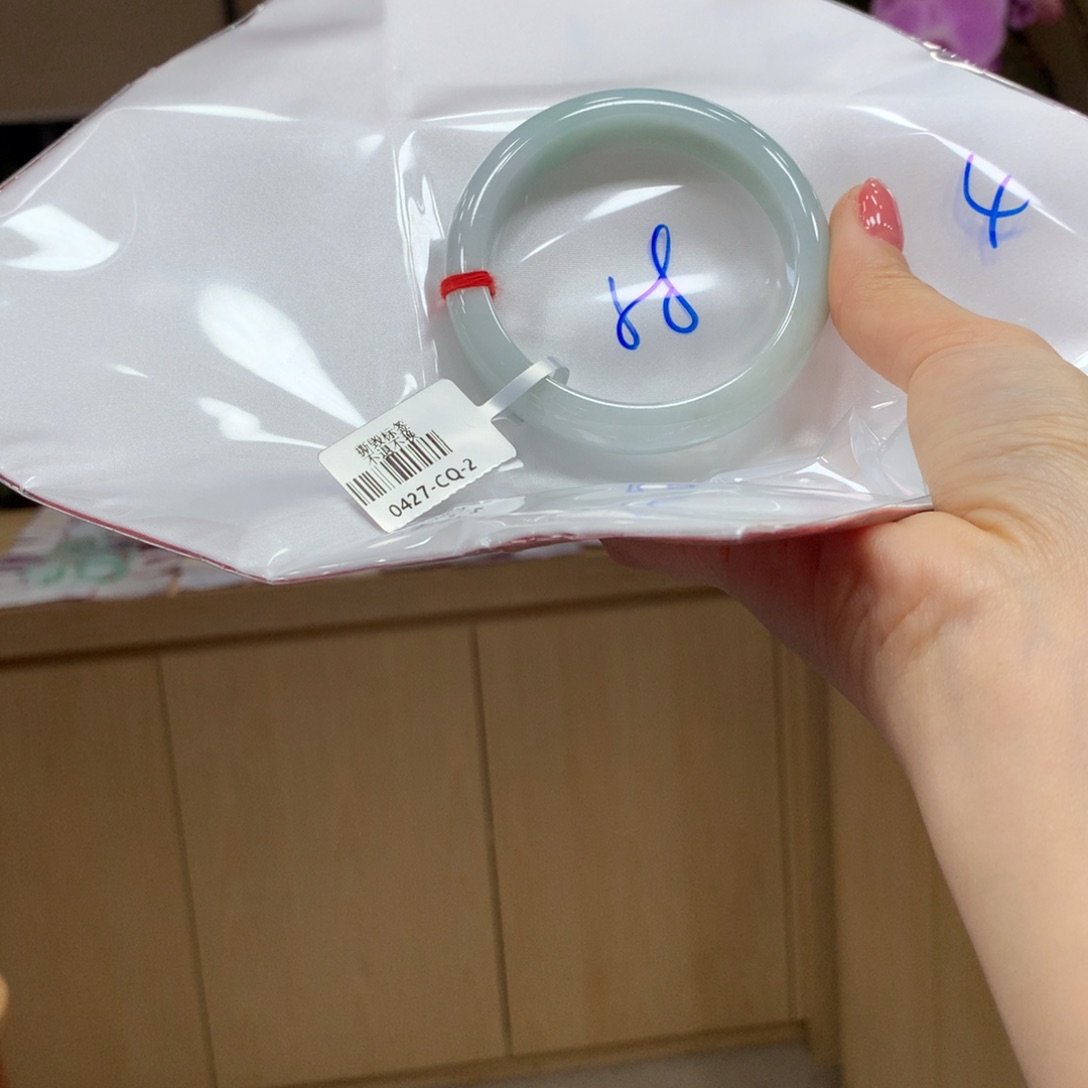 翡翠手镯未镶嵌不退不换