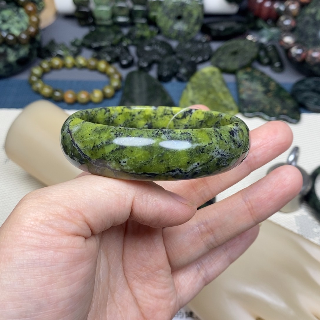 蛇纹石玉手镯未镶嵌芹59×17×7.6mm