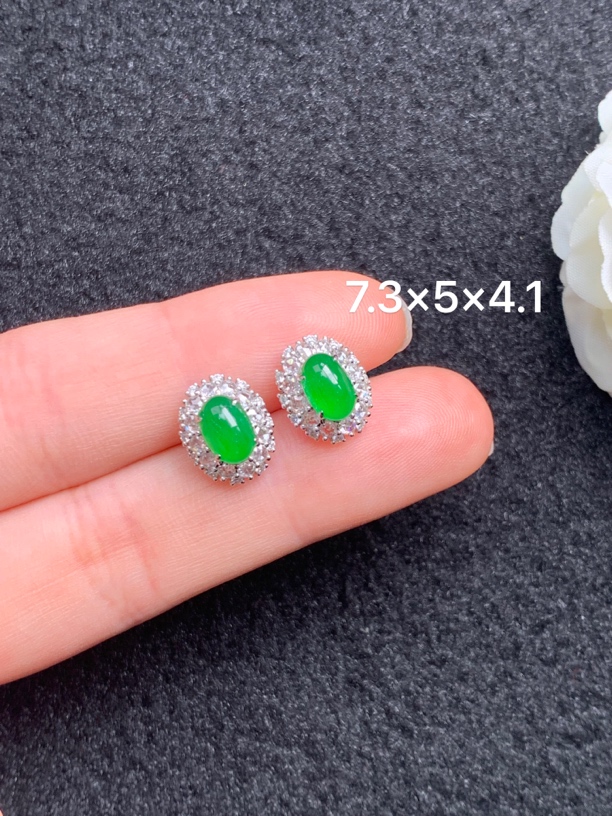 18K金镶嵌天然缅甸翡翠阳绿蛋面耳钉