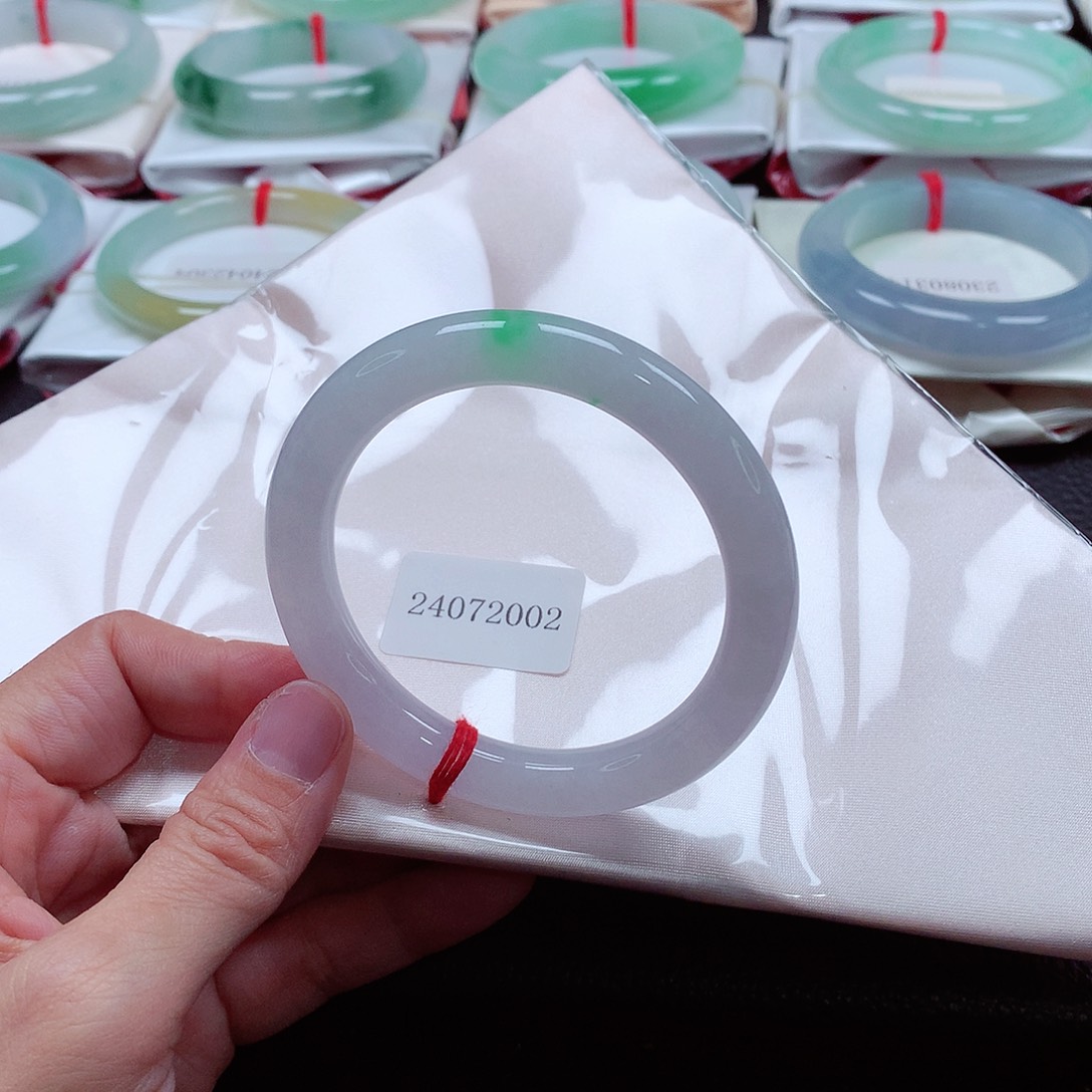 翡翠手镯（圆镯）未镶嵌天然A货翡翠手镯