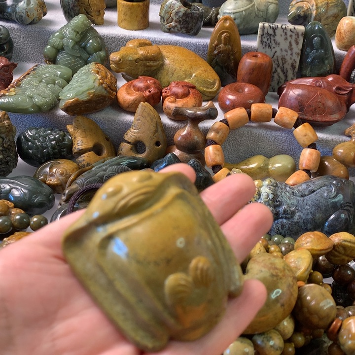 未镶嵌岫岩河磨玉（透闪石质玉）把件