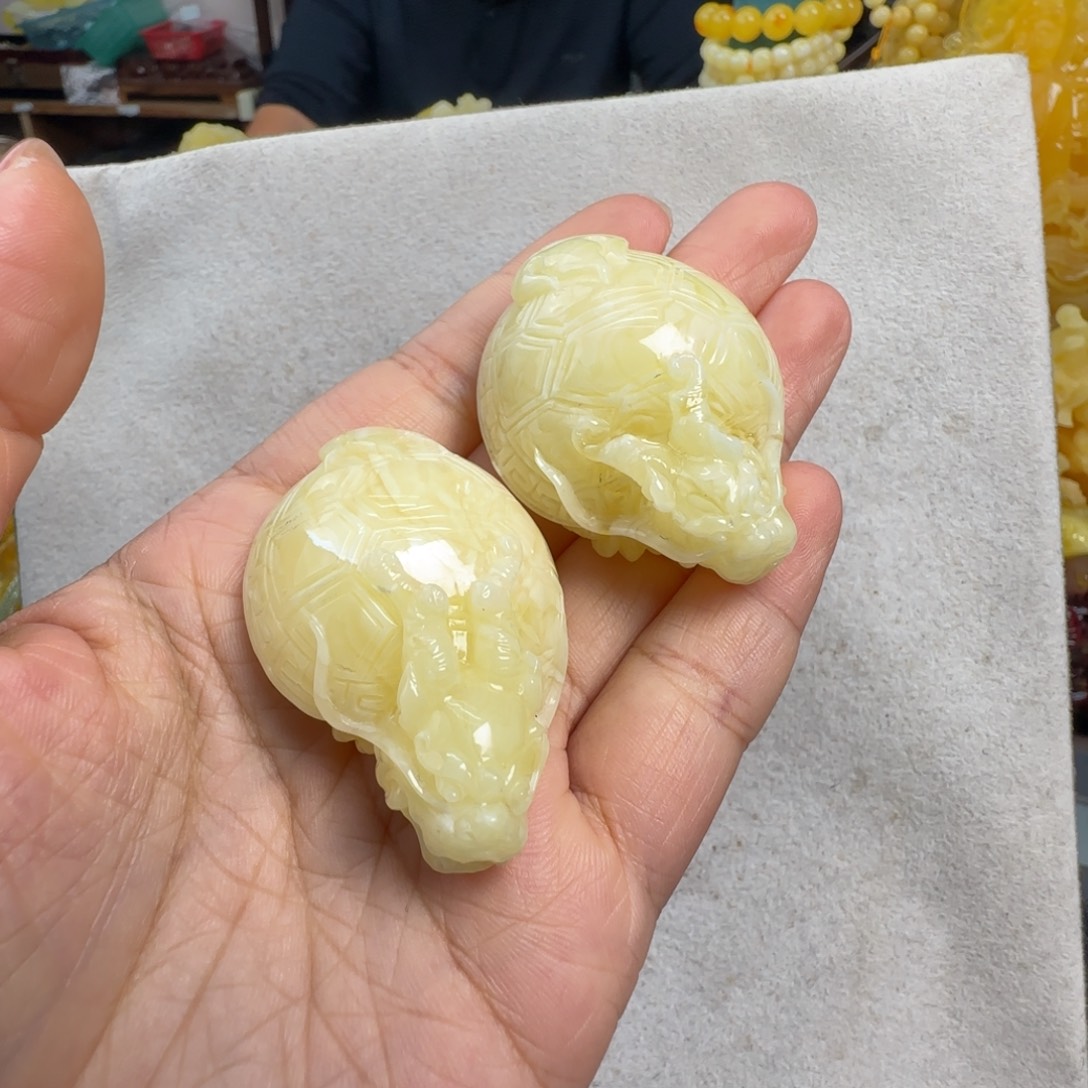 蜜蜡未镶嵌珠宝奇石