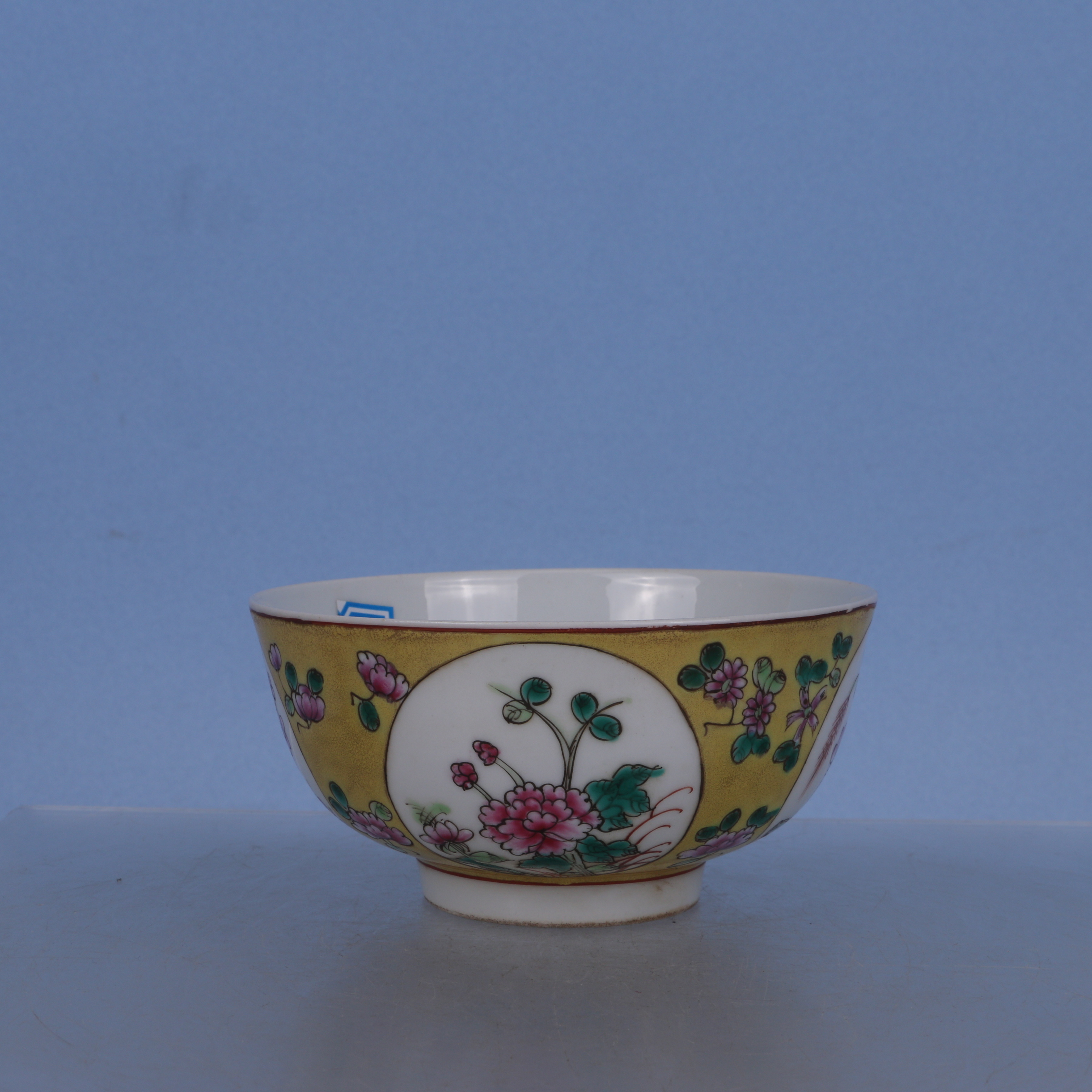 115  清  黄地轧道开窗花卉纹碗