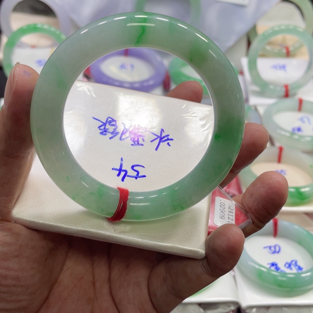 翡翠手镯未镶嵌翡翠