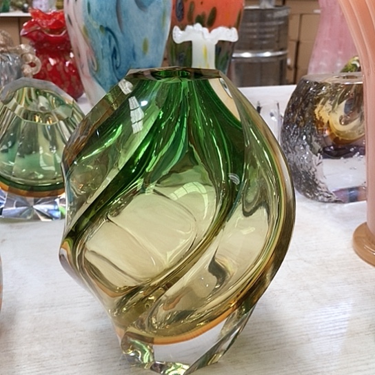 琉璃花瓶高22厘米宽2厘米