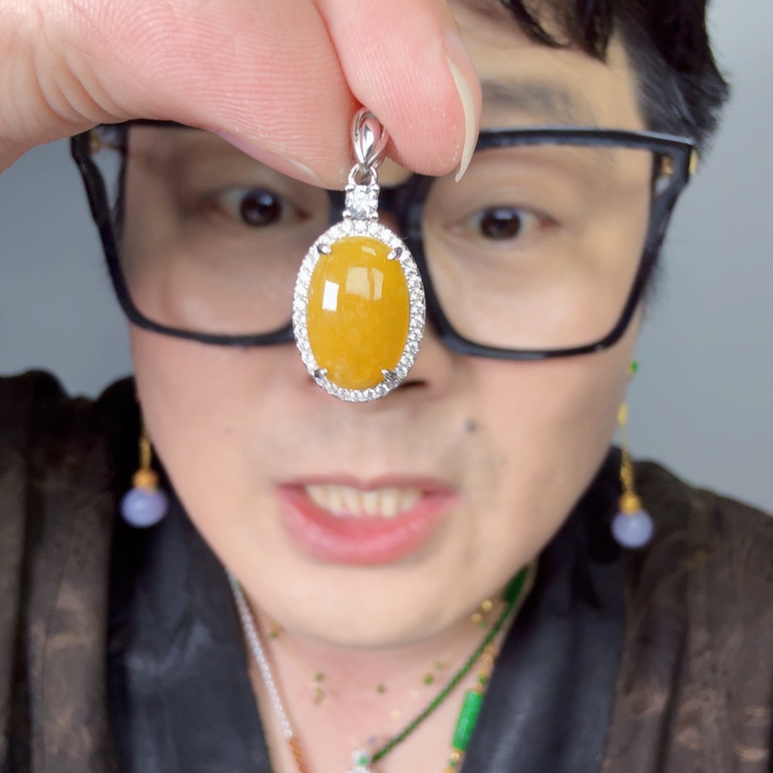 翡翠未镶嵌颈饰一件