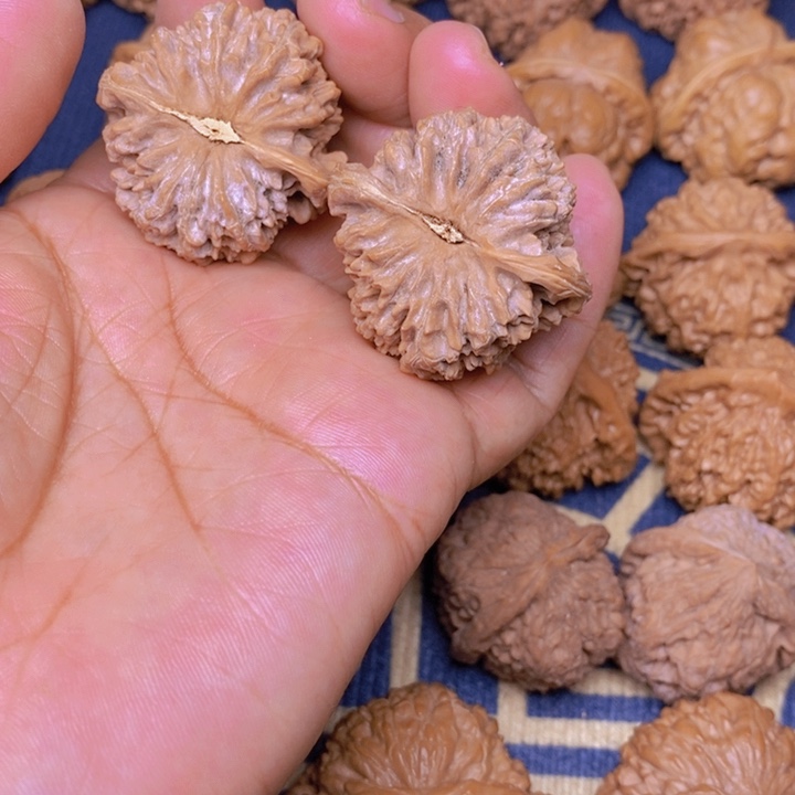 【闪购商品】文玩核桃吊坠雨*石满天星37