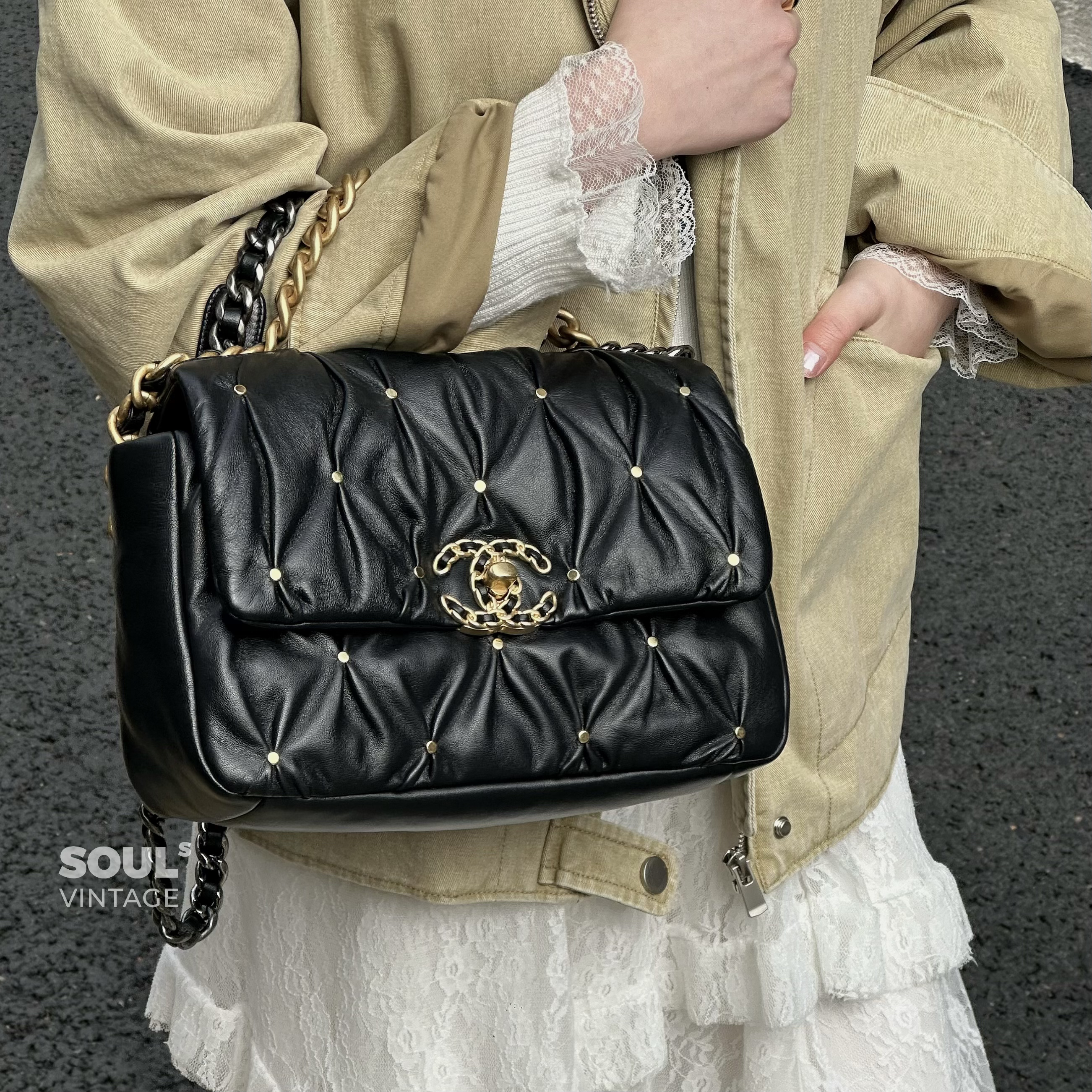 95新 Chanel/香奈儿 黑金羊皮铆钉限量19bag小号单肩包/670823819