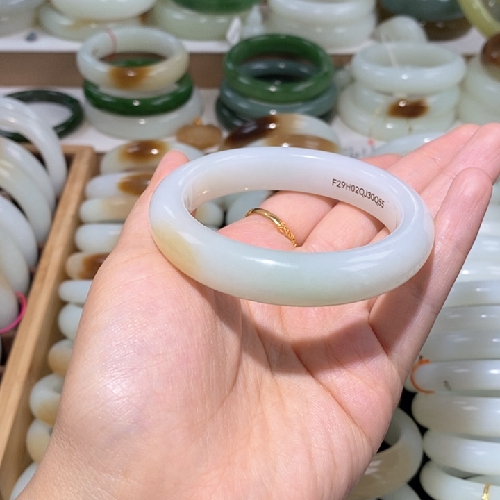 和田玉手镯未镶嵌糖白带翠三色镯