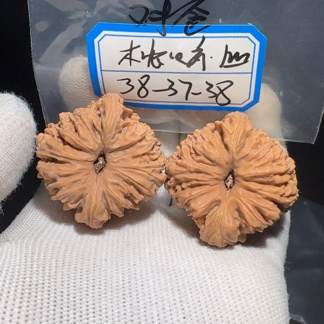 文玩核桃把件聆****點27号南疆有黄