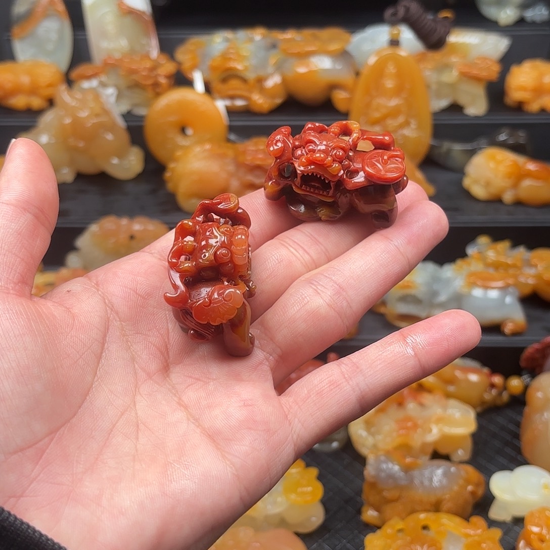 石英质玉（黄龙玉）未镶嵌颈饰