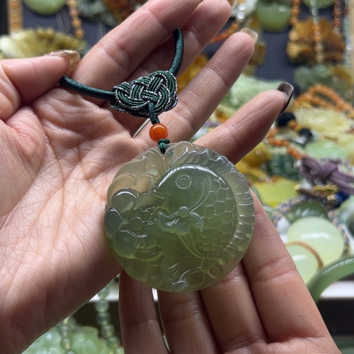 蛇纹石玉未镶嵌颈饰