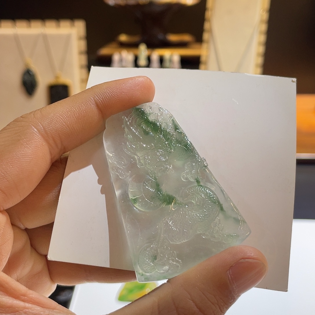 翡翠未镶嵌颈饰玻璃底飘绿龙牌