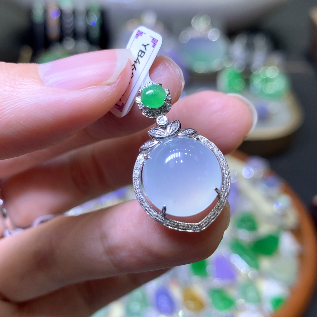 【闪购商品】翡翠颈饰18K金镶嵌翡翠吊坠项链