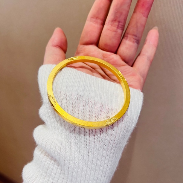 铜合金手镯 高定版小雏菊闭口手镯金色方杆手镯时尚爆款高保色