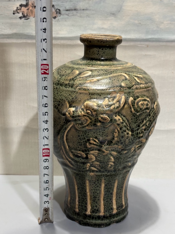 龙泉塑花梅瓶，一件