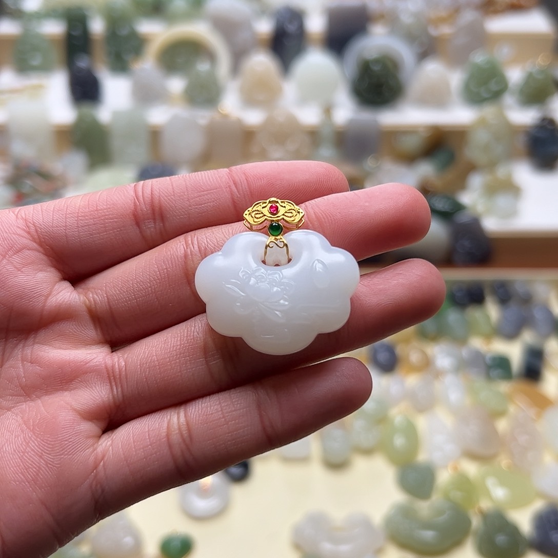 和田玉吊坠(赠链)18K金镶嵌❤️*