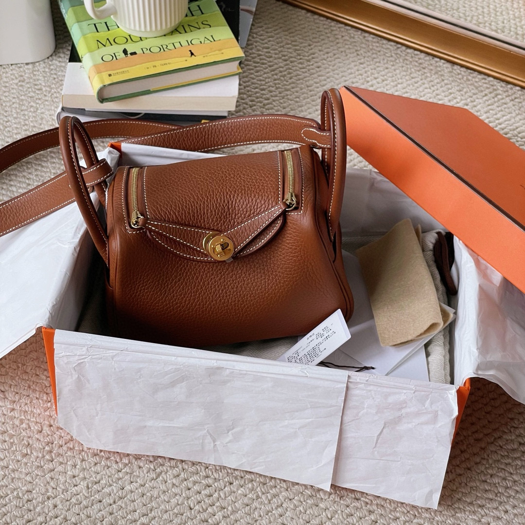 全新未使用 Hermes/爱马仕 mini lindy 金棕金扣斜挎包 B刻 B8712