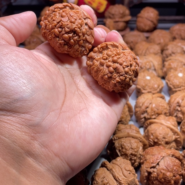 灬***灬白狮子雕刻的葫芦万代