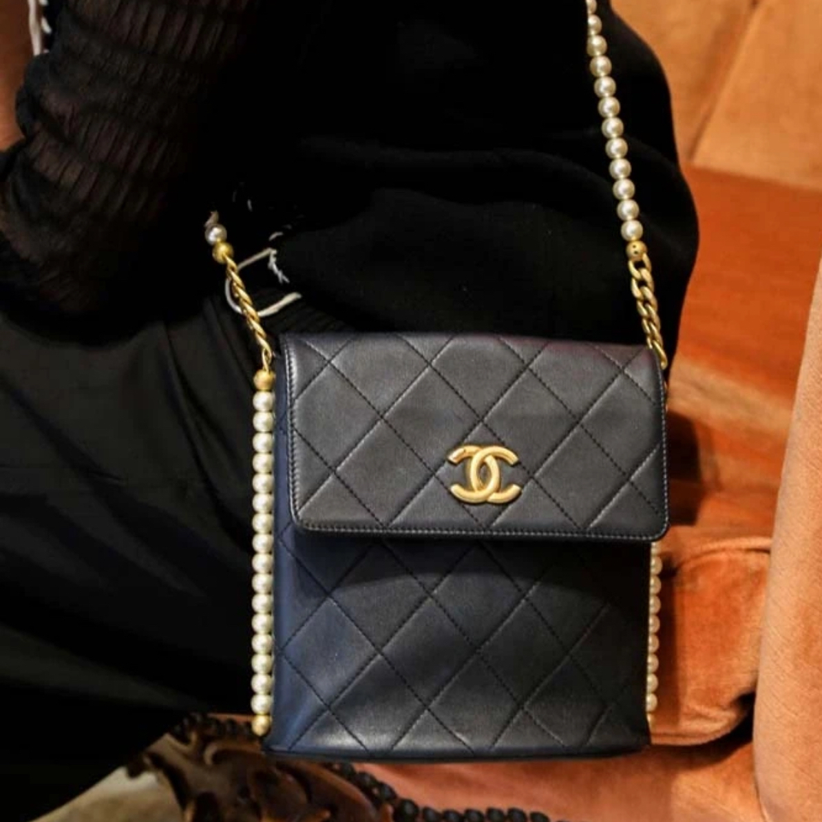 95新 Chanel/香奈儿 多多奢品/香奈儿黑金珍珠链条牛皮水桶/98新