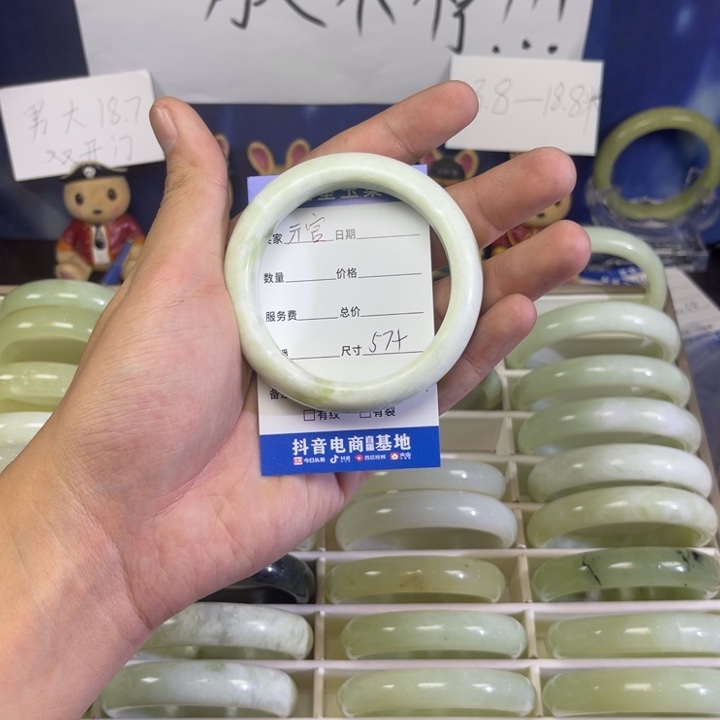 蛇纹石玉手镯未镶嵌亓****室