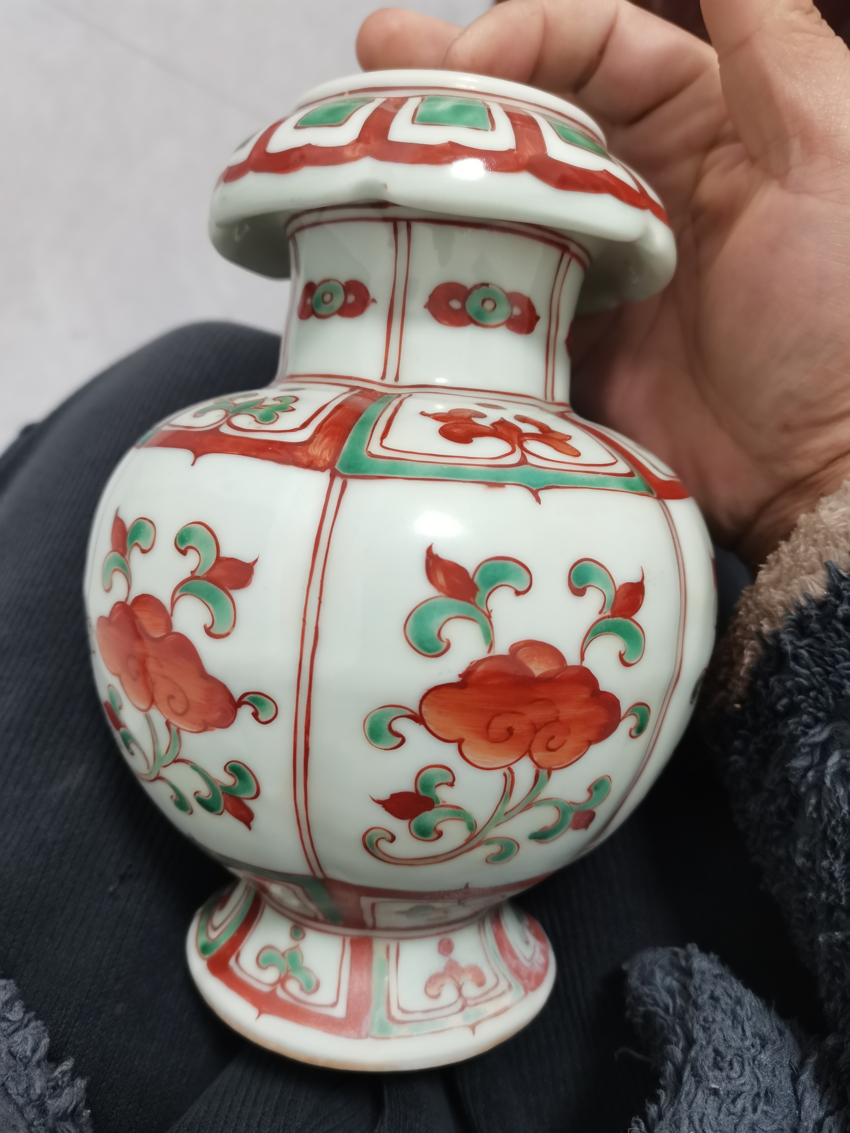 青花红绿彩灵芝尊