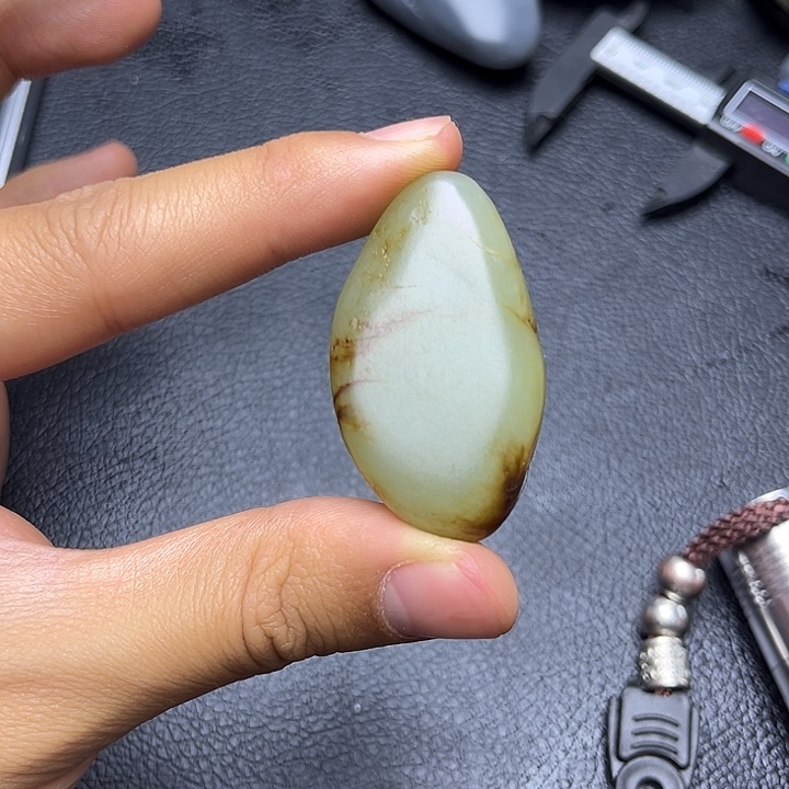 和田玉未镶嵌把件