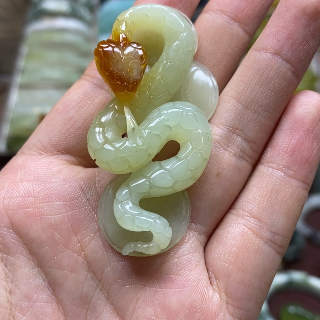 蛇纹石玉未镶嵌颈饰