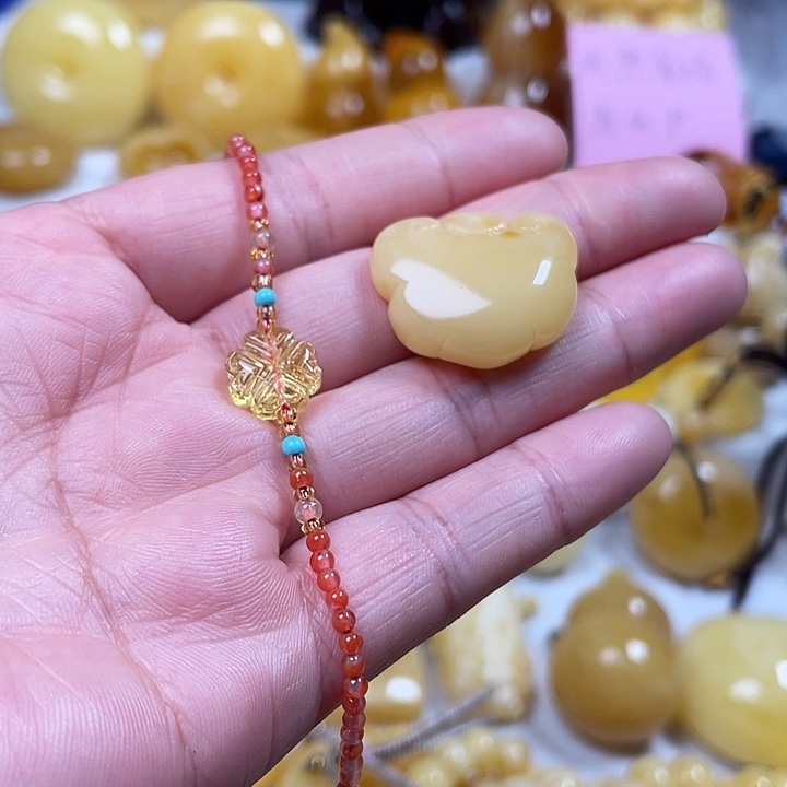 蜜蜡裸石未镶嵌雕刻件