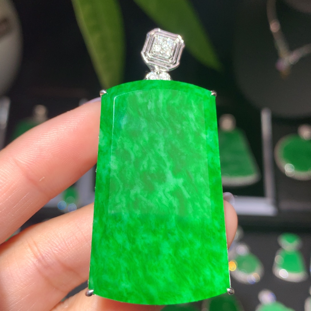 翡翠颈饰18K金镶嵌翡翠