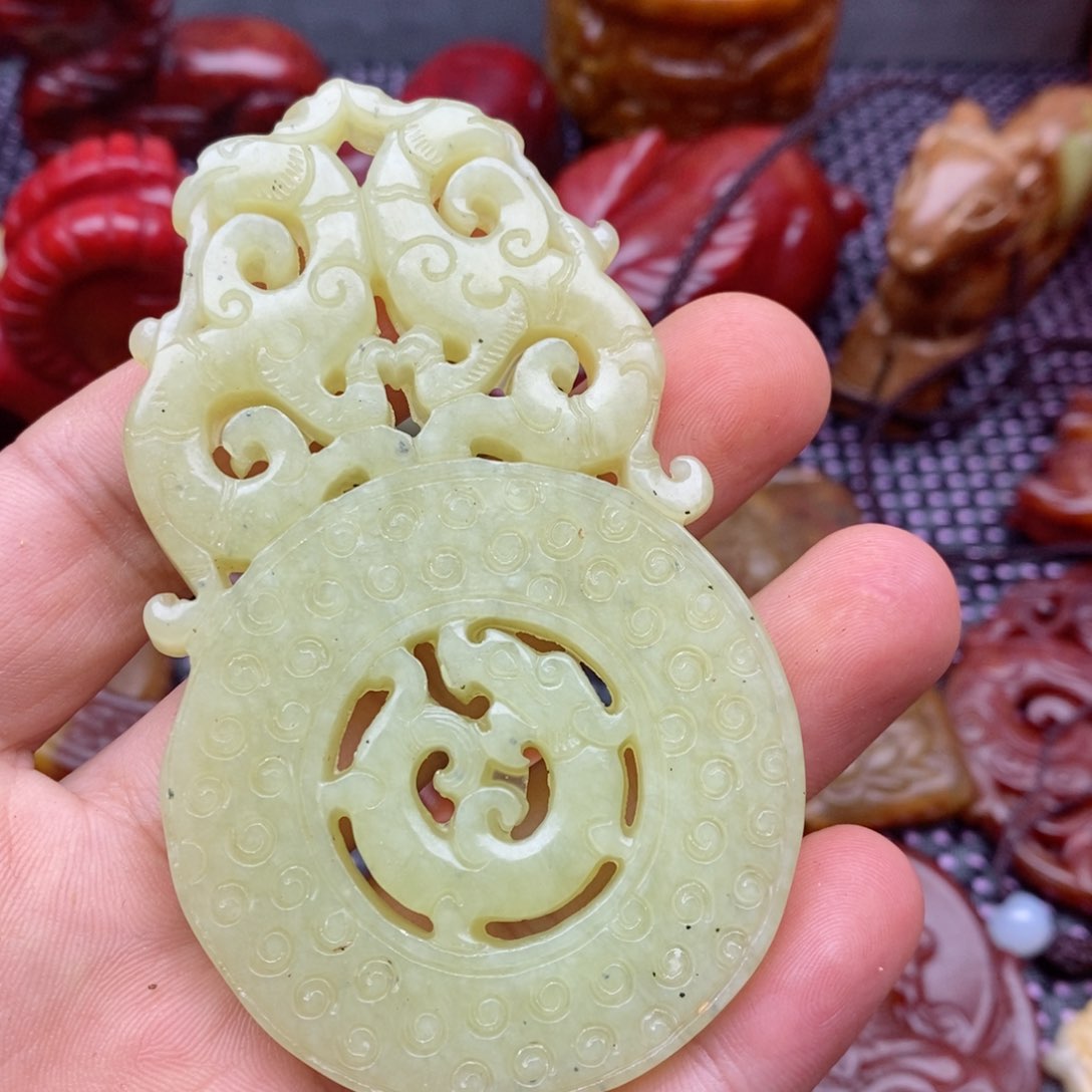 蛇纹石玉颈饰未镶嵌