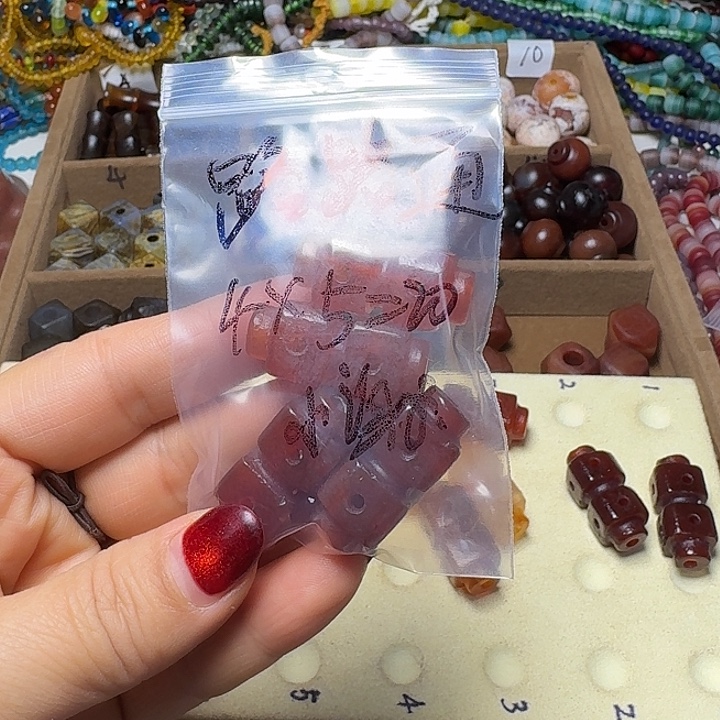 琉璃非金属颈饰一件