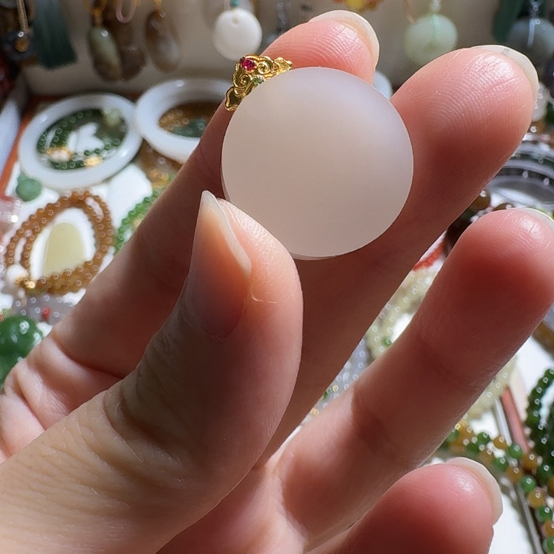 D***a和田玉18K金镶嵌颈饰