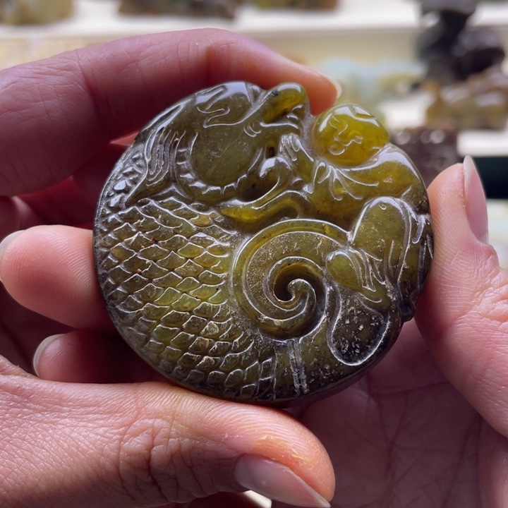 蛇纹石玉颈饰未镶嵌