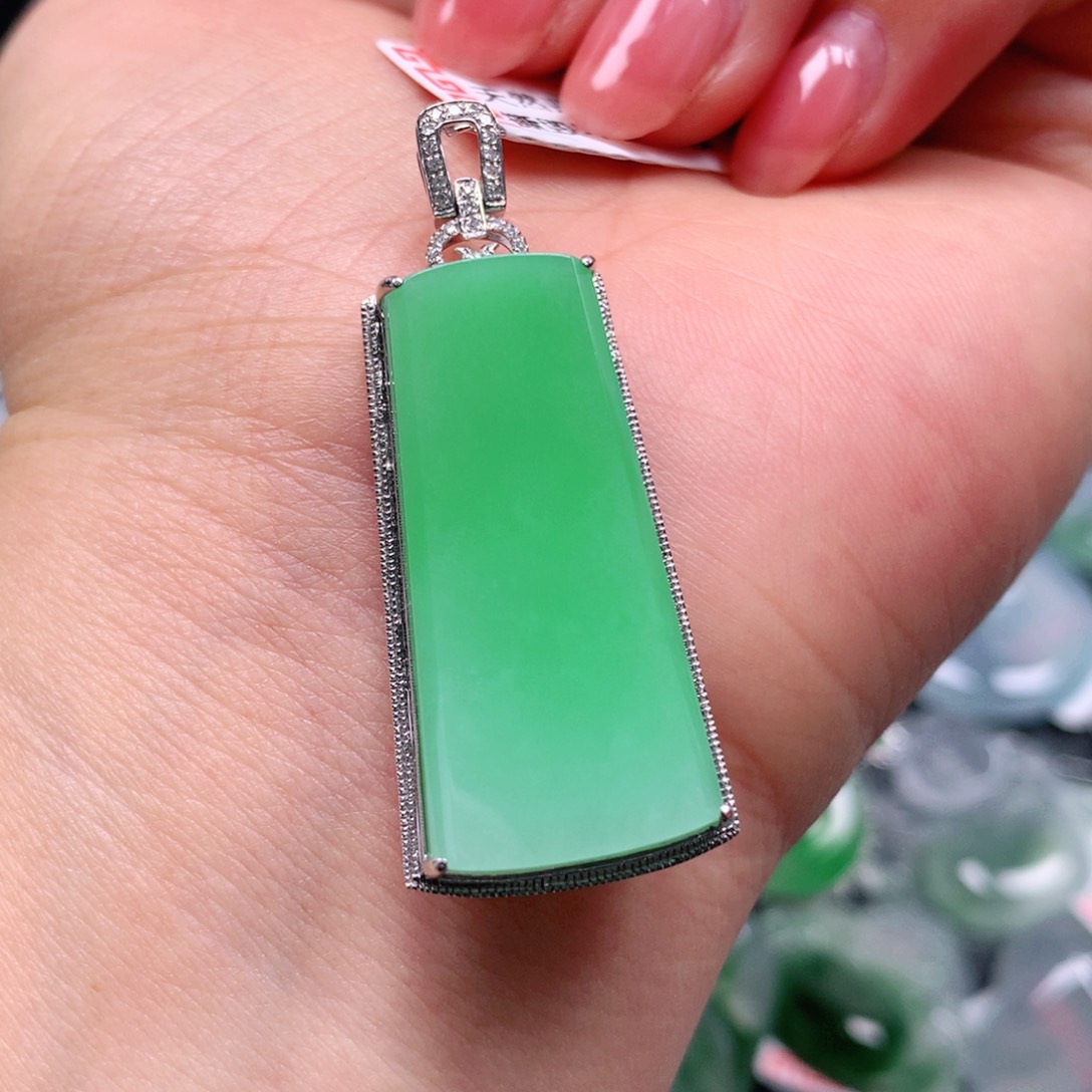 翡翠颈饰18K金镶嵌天然翡翠