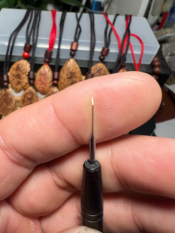 核雕刻刀-微雕刀：尖刀(0.3)mm。刀柄紫檀木Φ8X140；刀头长20.