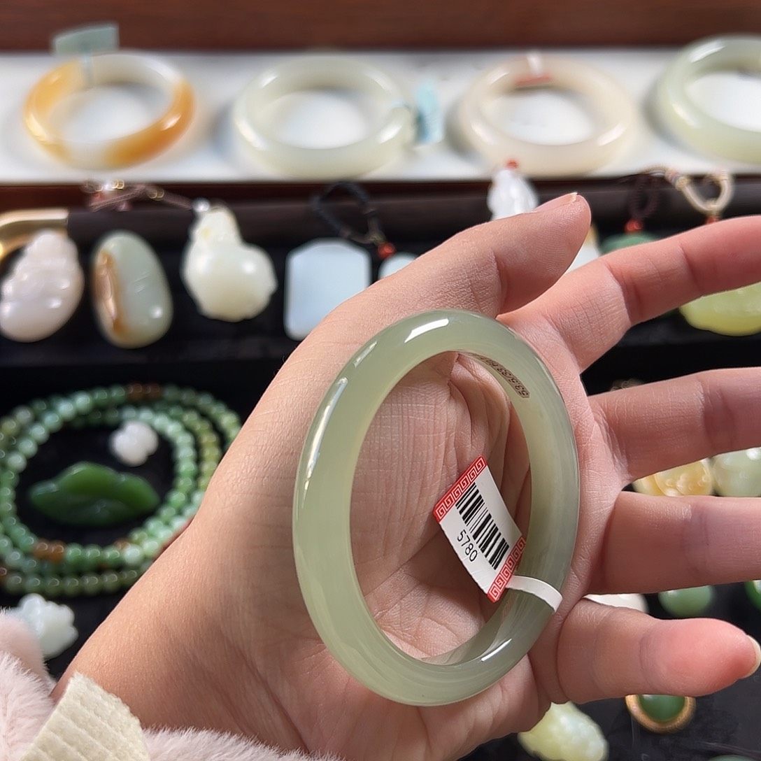 和田玉未镶嵌手镯