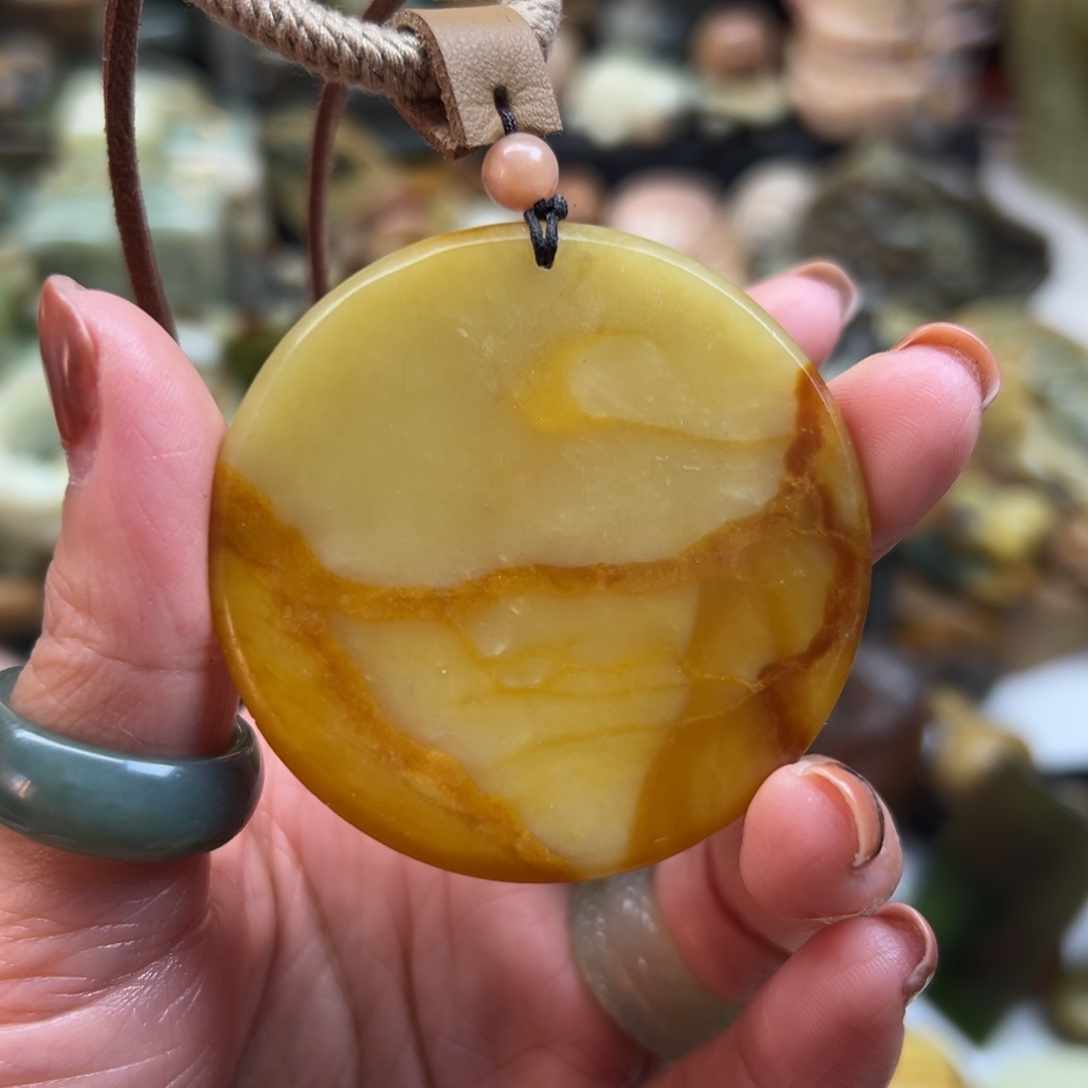 岫玉未镶嵌颈饰花玉无事牌