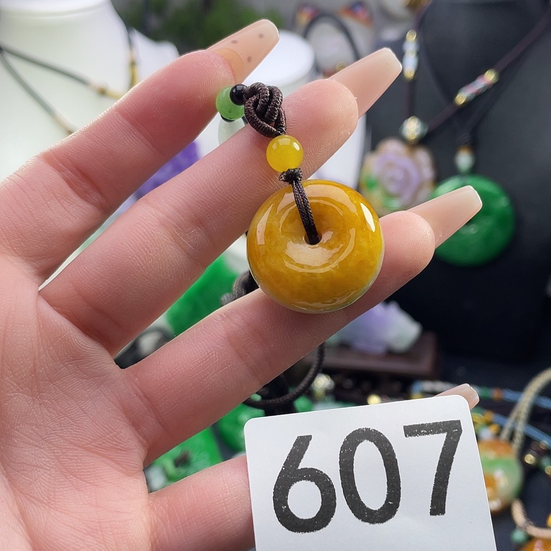 翡翠未镶嵌吊坠(赠链)